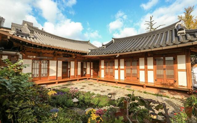 Jeonju Hanok Maeul Hanok Gotek Bugyeongdang
