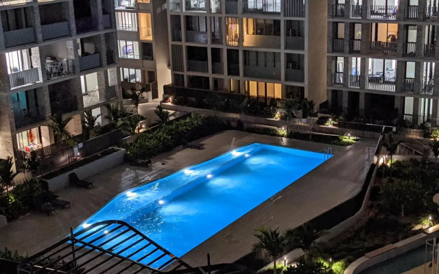 Elegant 3-bed 2-bath, balcony, with pool included, NO PARTIES!
