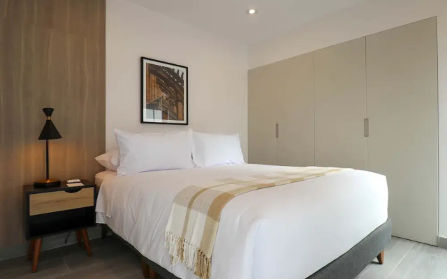 w Grandiose Duplex w Modern Deco in Miraflores