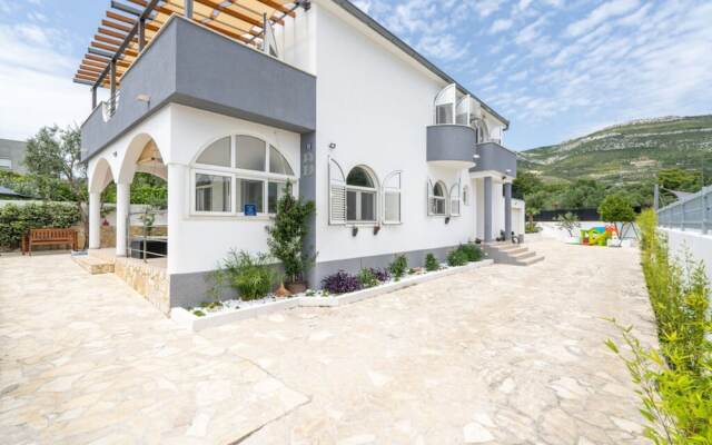 Remarkable 4-bed House in Kaštel Novi