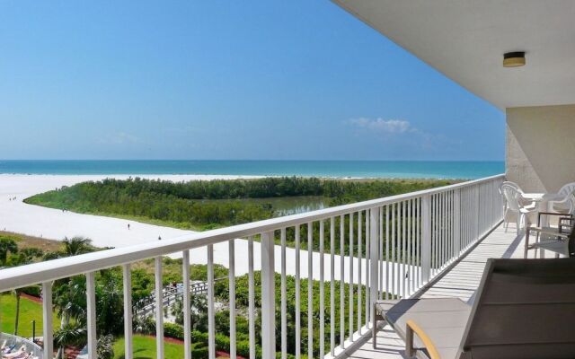 Inviting Condo on Beach With Pool and Tennis Courts