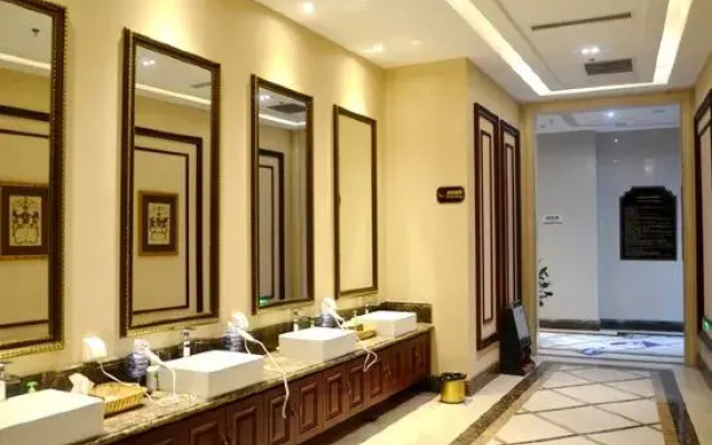 Aohua International Hot Spring Hotel