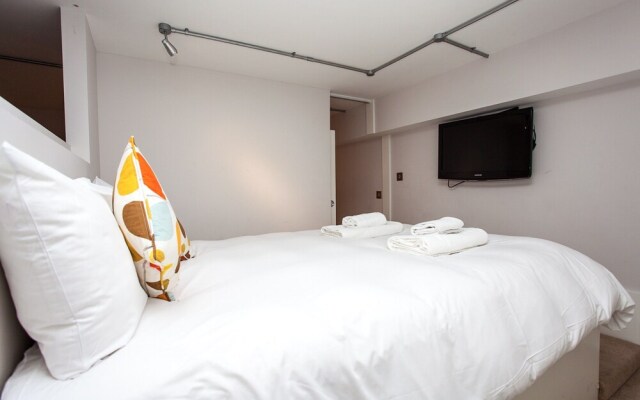 Contemporary 3 Bedroom Apartment In Battersea