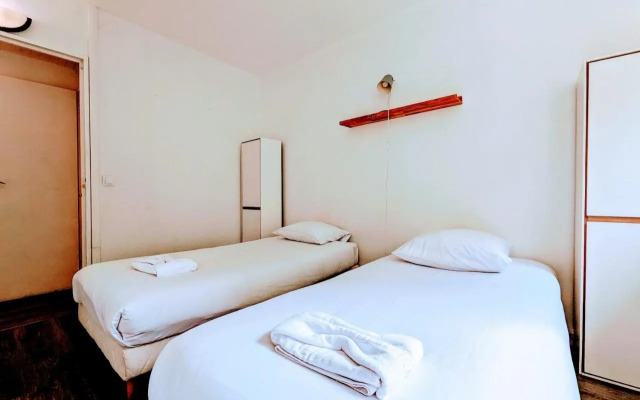 Chic and comfortable apart near Paris