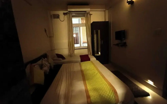 Sada Shiv Guest House near Ganga river