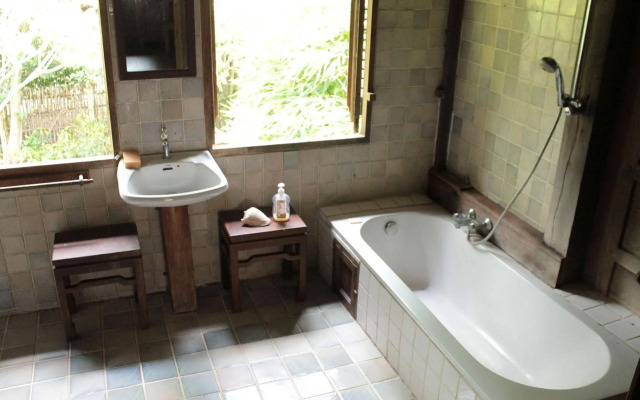 Thai Teak House Garden Homestay