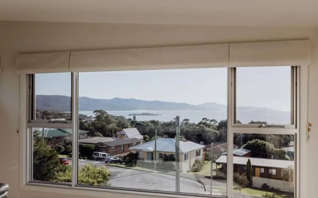 The Watch House - Panoramic Views of Bicheno Ocean