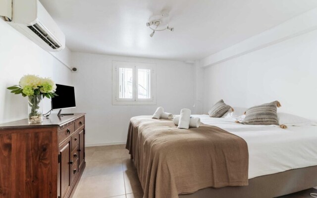 Superb 2BR Central Apt With Private Patio