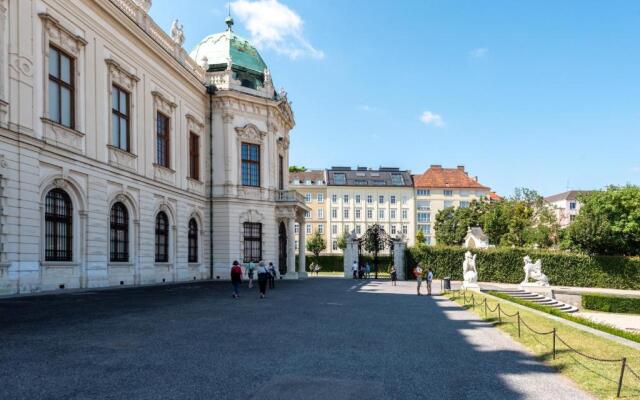 Feel the city life from the Gustav Klimt studio