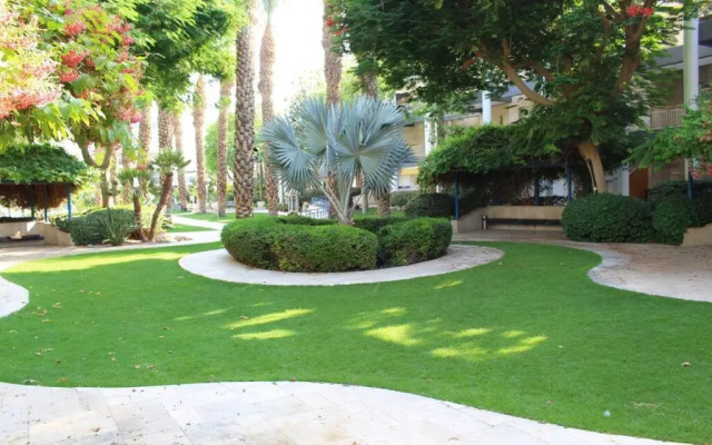 Pool side luxury suite at Royal Park-New Listing