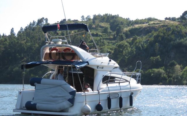 AQUADOURO Yacht RADAMES - Sleep Boat Experience
