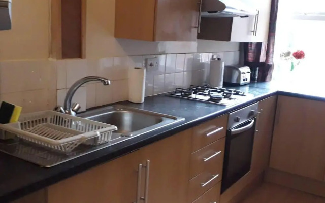 Grand 4-bed Quasi Semi House in Manchester