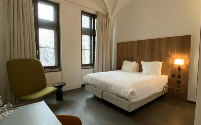 The Fourth - Tafelrond