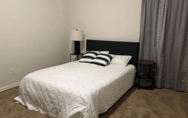 Balmoral Lakeside 5br 4ba House