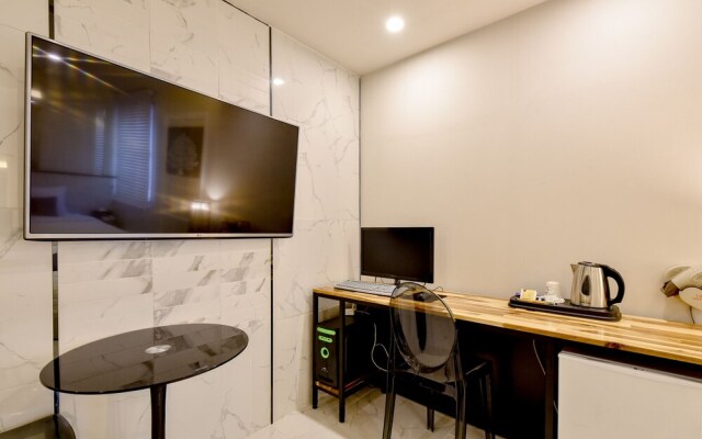 The SWEET Hotel
