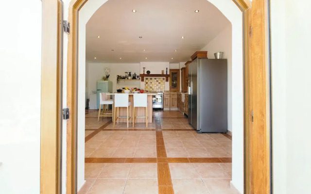 Luxurious 5 Bedroom Villa With Waterfall Closeby