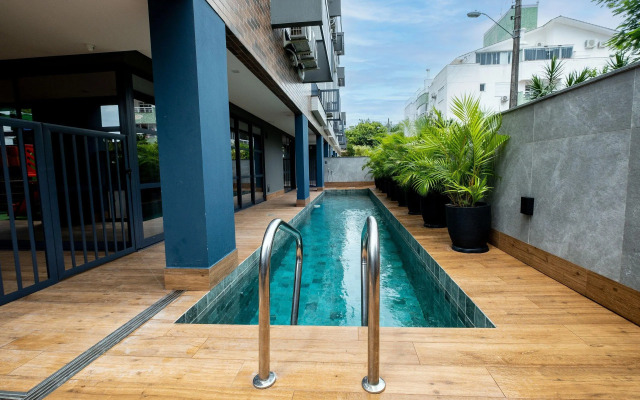 Apto confortável e completo em prédio novo JPR211