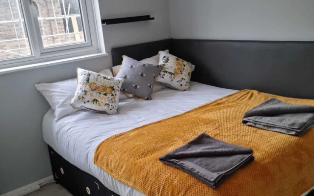 Impeccable 4-bed House in London With Jacuzzi