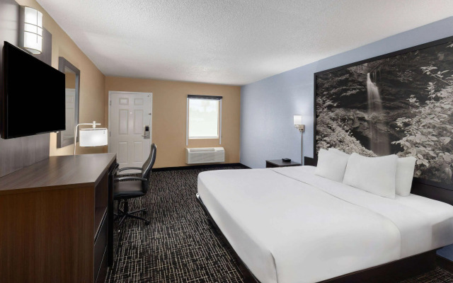 Super 8 by Wyndham Paducah I-24 Exit 4