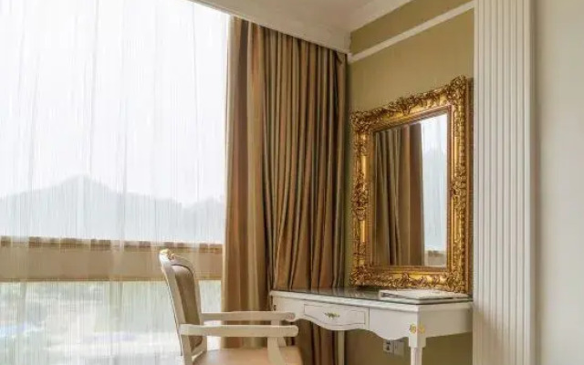 Oriental Crown Holiday Hotel