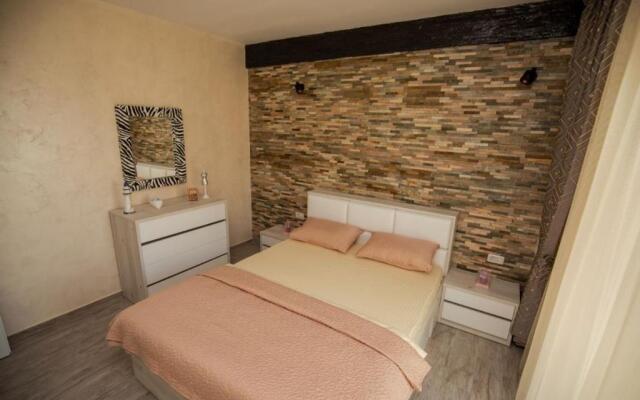 Golden Apartment 2