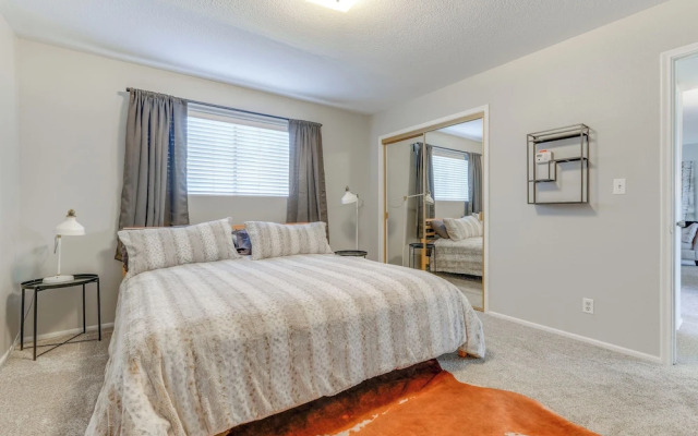 Walk to Conveniences: Tempe Condo w/ Pool!