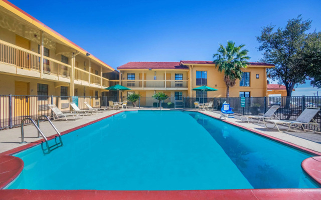 Super 8 by Wyndham Eagle Pass