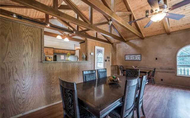 Blue Bear Retreat - Eight Bedroom Cabin