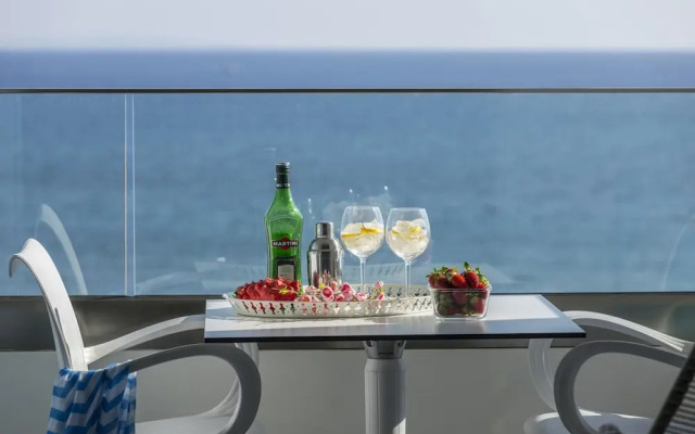 Mackenzie Zoe Seafront Suite
