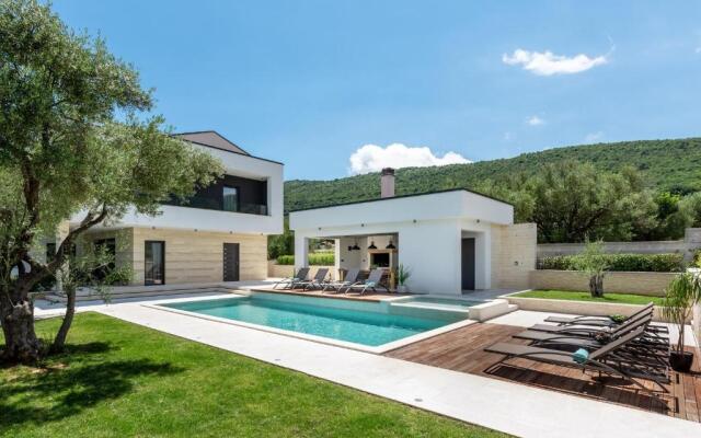 Luxurious Villa Laurea