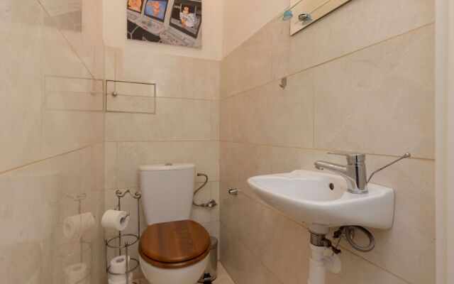 Apartment Rynek Nowego Miasta by Renters