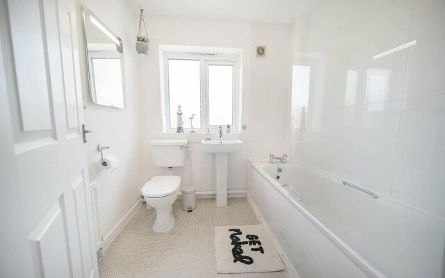 Spacious 3 bed House Garden Parking Wifi Smart tv