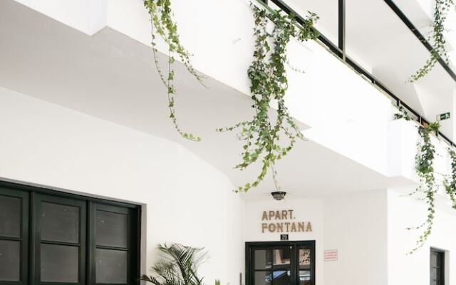 The Midpoint Apartment, Coastal Life Between the Two Beaches