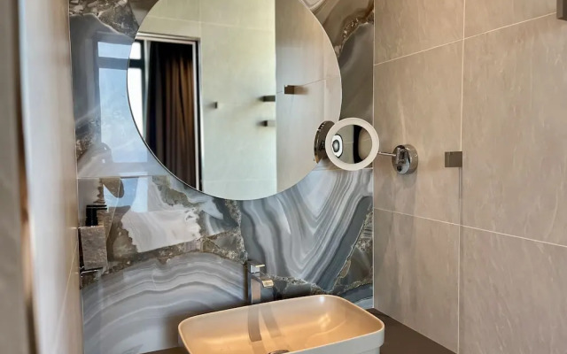 128 LIM - 2106 Stay Only Tower Suite
