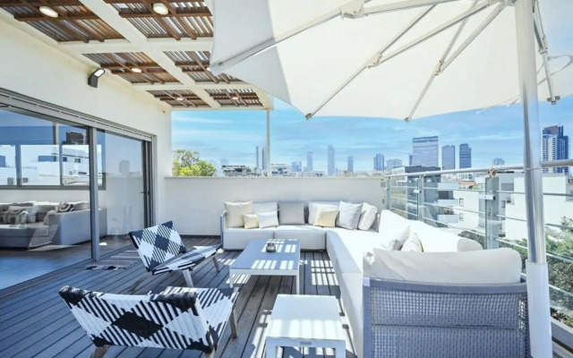 Sunny 3BR Penthouse near the Beach by HolyGuest