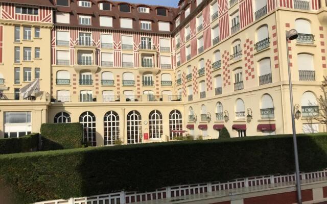 LE ROYAL (3 pièces au centre de DEAUVILLE)