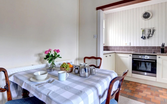 Quaint Holiday Home in Little Haven near Beach