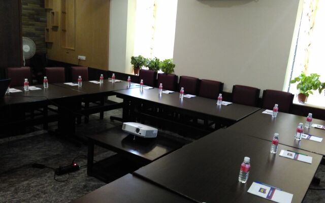 Hotel Raj Vista - Suites & Convention