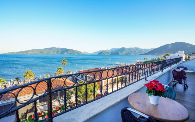 Aurasia SeaSide Hotel