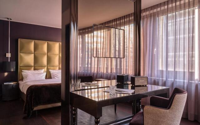 Roomers Frankfurt Central, Autograph Collection