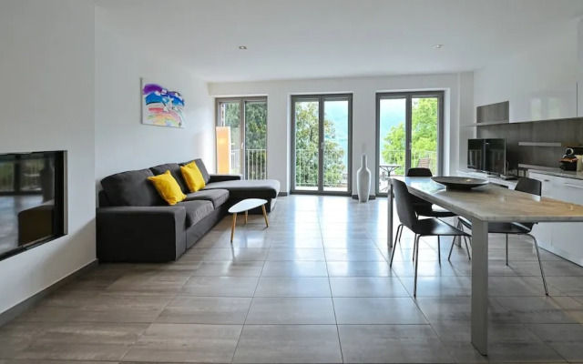 Sunny Suite With Lake View