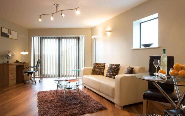 Roomzzz Leeds City West