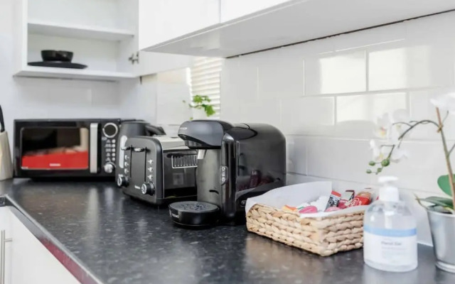 Cosy 2BR Maisonette Near Hospital & Stations