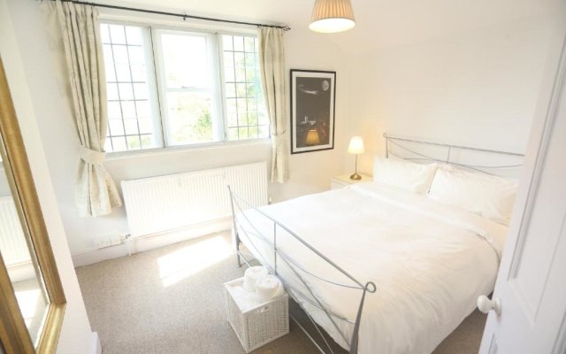 Entire Victorian Lodge in a privately gated estate with secure parking for two cars and a newly refurbished bathroom