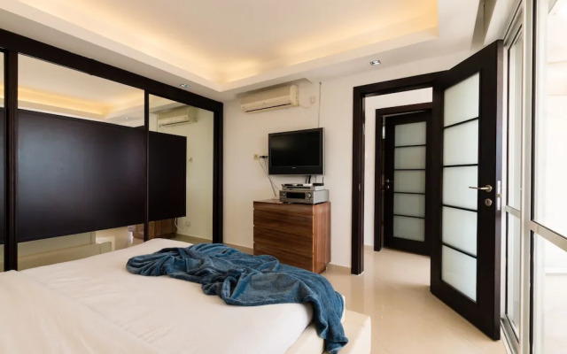 Apartment with Sauna, Hot Tub & Parking