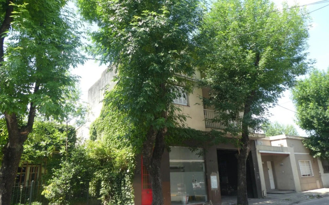 Departamento-casa muy amplio y céntrico.