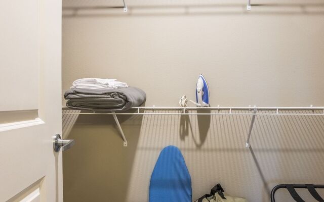 Baymeadows 2 BR Apt by Frontdesk