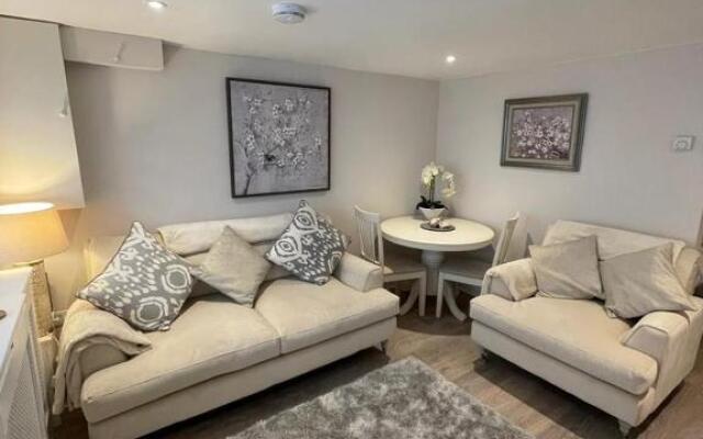 Dancy Mews Over 30's Only apartment