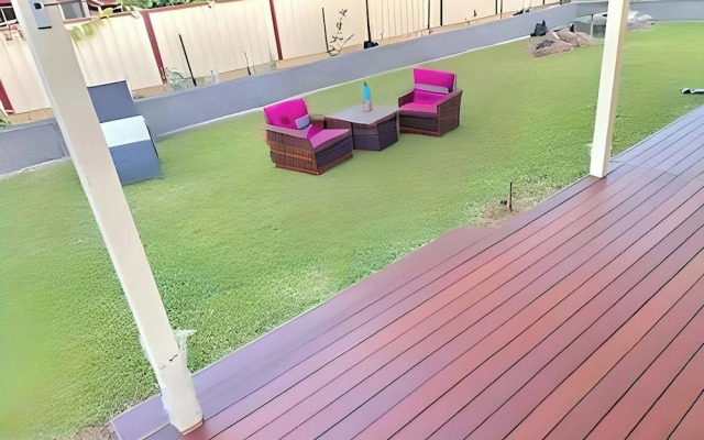 Cheerful 4 Bedroom with free Parking