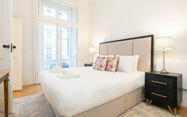 Beautiful Belgravia Apartment by Underthedoormat
